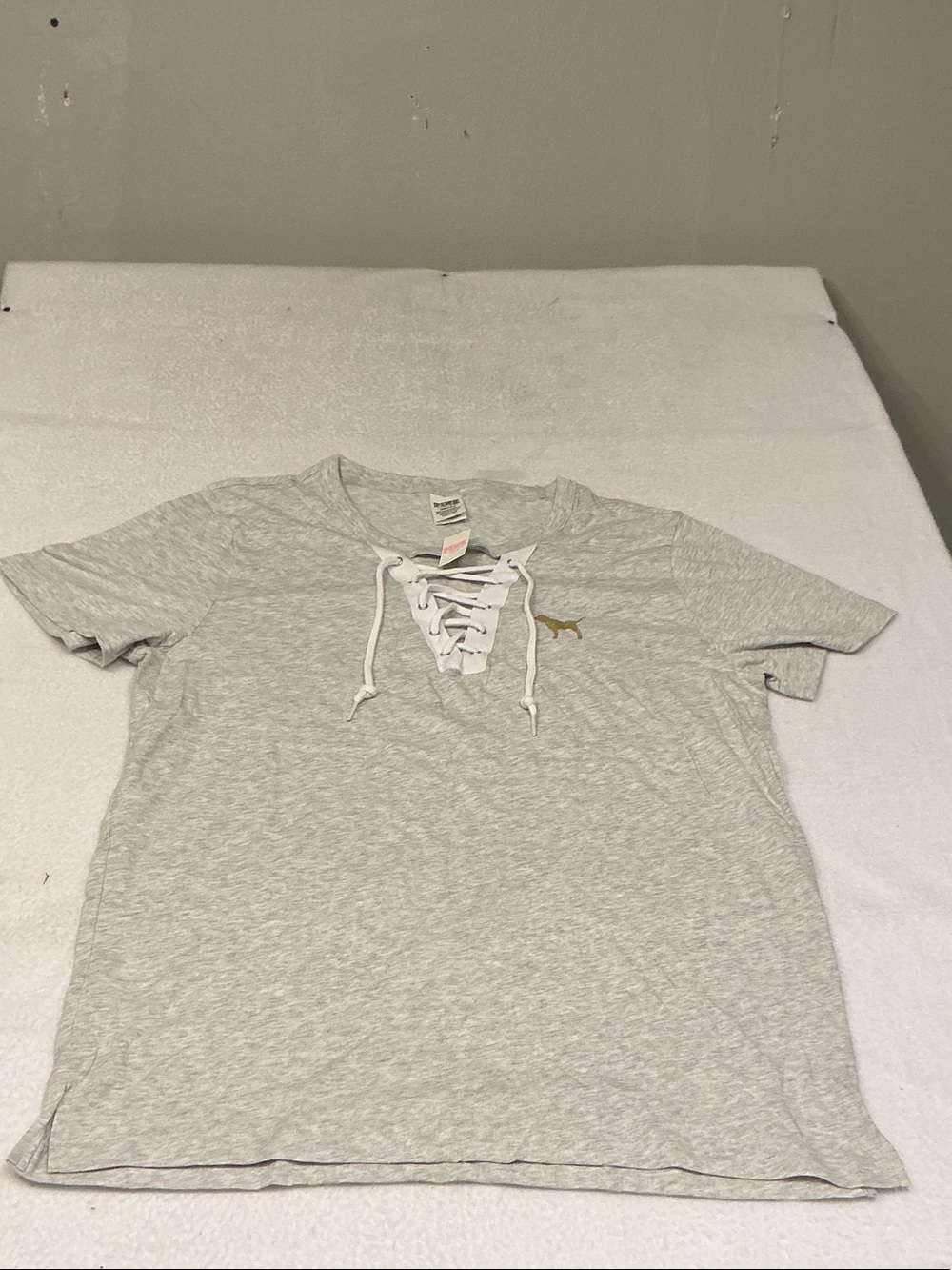 PINK Victoria's Secret Gray Lace-Up V-Neck Short Sleeve Tee Sz Large. 3166